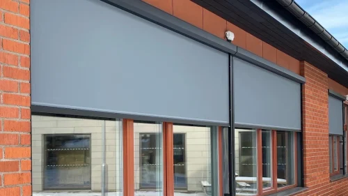 vertikalmarkis på offentlig byggnad