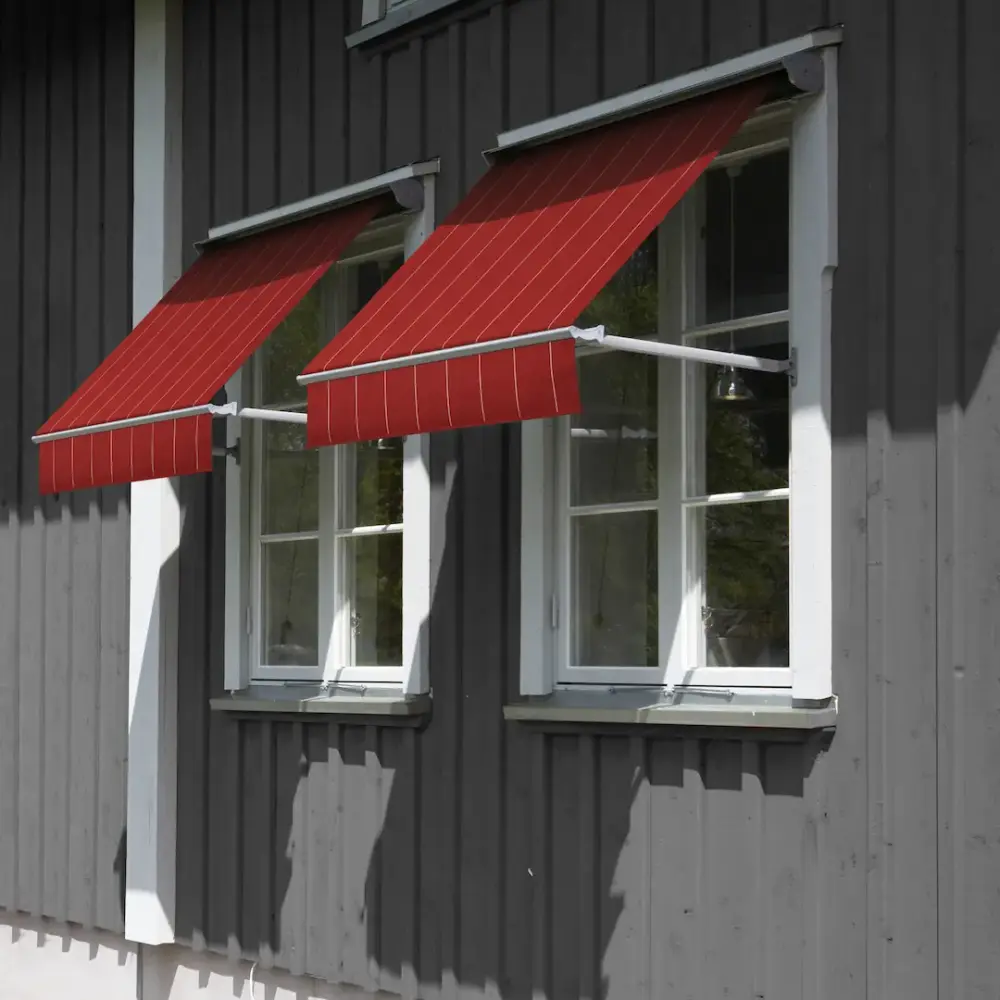 röda fönstermarkiser