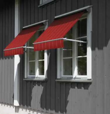 röda fönstermarkiser